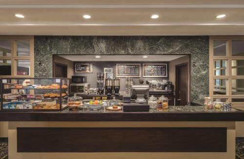 Queens Hotel | DoubleTree by Hilton New York-LaGuardia