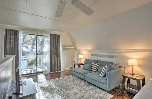 Southport House | Downtown Treehouse Cottage~Pet Friendly~Walk to Shops Dining & Waterfront
