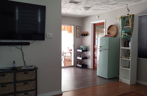 Dunnellon Cottage | Dreamy Lake Retreat, 2-bedroom, Dogs Welcome, 8 miles to Rainbow River,Sleeps 4