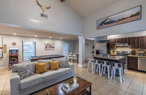 Wetmore House | Enchanting Texas Home w Pool, GameRoom, MiniGolf & Firepit by 6Flags & Seaworld
