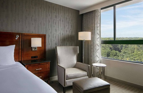 Executive Park Hotel | Ensuring a Very Comfortable & Memorable Stay! Pets Are Welcome, Parking, Pools!
