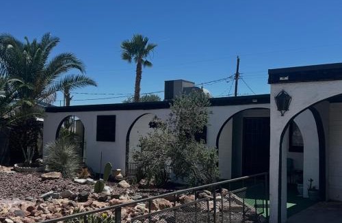 Beverly Green House | Entire Vacation home blocks to the Strip, ARTS Dist, & Main Street Sleeps up to 8
