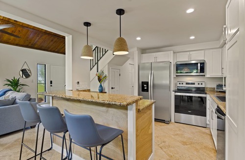 Kihei Condo | Family friendly condo, bright and beachy, walk to the beach! AC, pool, hot tub!