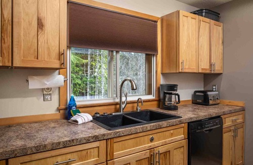Government Camp House | Fantastic Chalet in the Heart of Government Camp, Walk to Skiing, Sledding, Dining, & Entertainment
