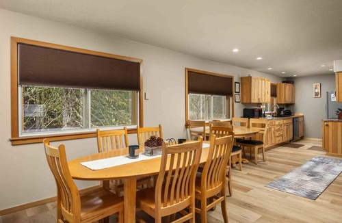 Government Camp House | Fantastic Chalet in the Heart of Government Camp, Walk to Skiing, Sledding, Dining, & Entertainment