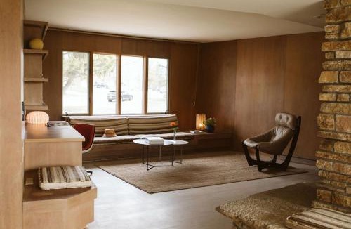 Branch House | Frank Lloyd Wright student built riverfront home