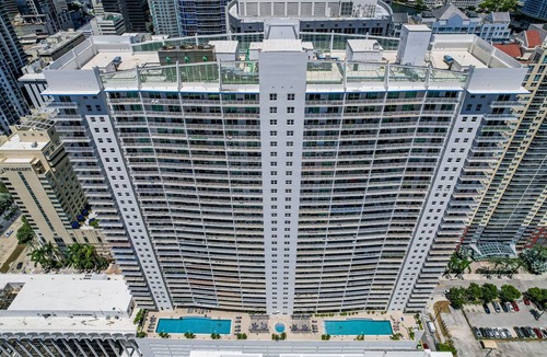Brickell Condo | FREE Parking 2 King Beds Brickell 1BR Pool Gym