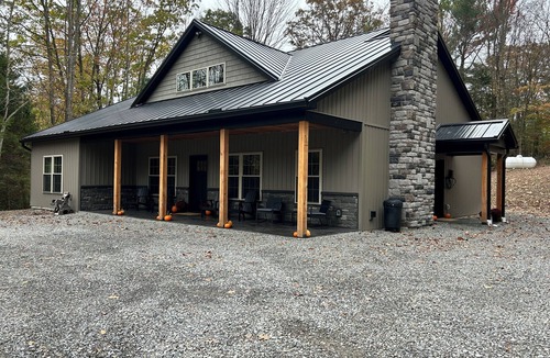 Philipsburg House | Glass City Cottage and Stream