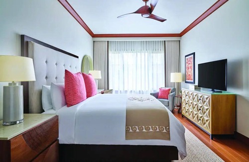 Lihue Hotel | Grand 4-Bedroom Island Residence with Full Kitchen Perfect for Group Getaways