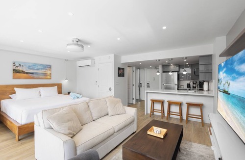 Waikiki Condo | Great Location In Wakiki! Amazing Ocean Views from your private lanai!