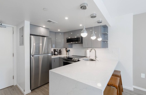 Waikiki Condo | Great Location In Wakiki! Amazing Ocean Views from your private lanai!