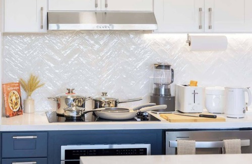 Waikiki Apartment | High-floor stay w/lanai & free parking