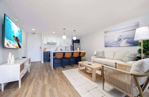 Waikiki Apartment | High-floor stay w/lanai & free parking