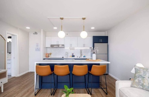 Waikiki Apartment | High-floor stay w/lanai & free parking