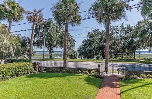 Historic District House | Historic Home Overlooking the Beaufort River Located on Bay St - Sleeps 10