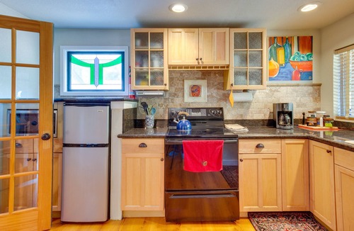 Mapleton Cottage | Historic Mapleton Cottage w/River Views & Hot Tub