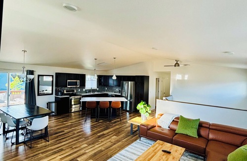 Mendenhaven House | Home Near Mendenhall Glacier, Hot Tub, Free Parking