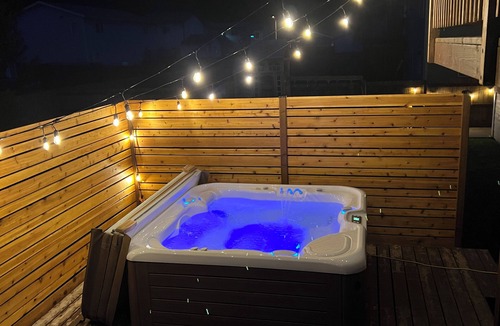 Mendenhaven House | Home Near Mendenhall Glacier, Hot Tub, Free Parking