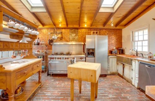 Clifford House | Hot Tub Access: Historic Group Getaway in Amherst!