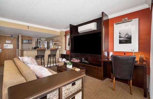 Waikiki Condo | Ilikai 1718 Free Parking* Ocean/Lagoon King Bed, Sofa Bed
