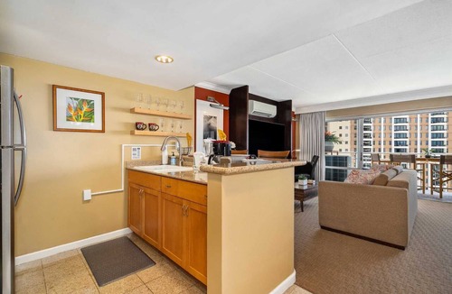 Waikiki Condo | Ilikai 1718 Free Parking* Ocean/Lagoon King Bed, Sofa Bed