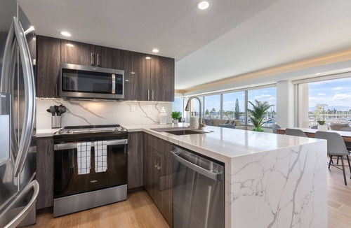 Waikiki Condo | ILIKAI NEWLY RENOVATED OCEAN VIEW ONE FREE PARKING