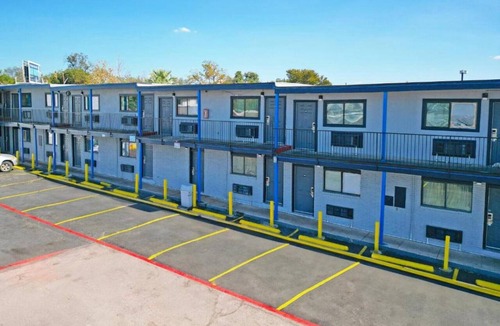 West San Antonio Apartment | King Bed with Kitchenette Non-Smoking