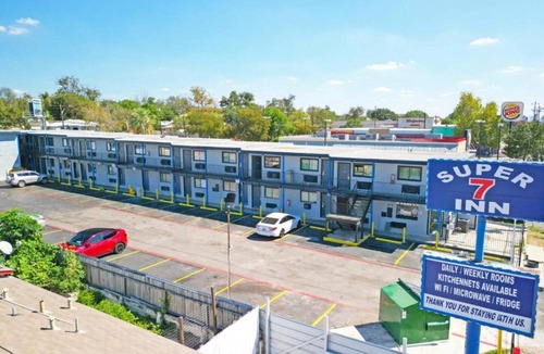 West San Antonio Apartment | King Bed with Kitchenette Non-Smoking