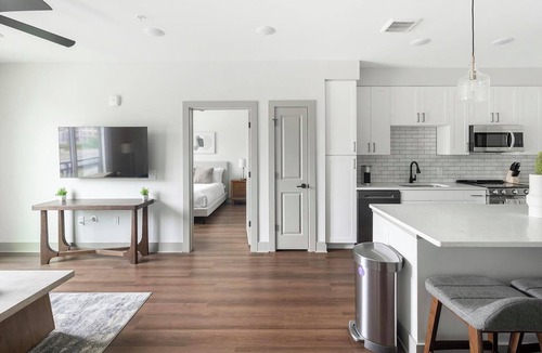 Edgehill Apartment | Landing | Amazing 2BD, Courtyard, Gym
