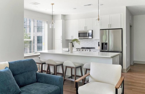 Edgehill Apartment | Landing | Amazing 2BD, Gym, Courtyard