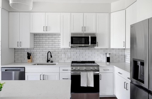 Edgehill Apartment | Landing | Chic 2BD, Yoga Studio, Courtyard