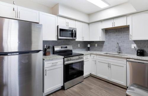 Rancho Oakey Apartment | Landing | Stylish 1BD, Gym