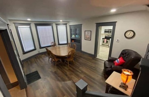 London Apartment | London Maisonette: Red Door Great space in a small town close to a big city!