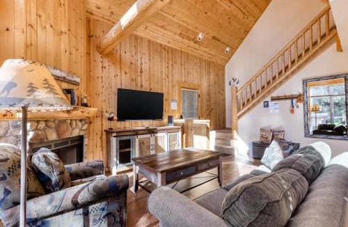 Redmond Ski Chalet | Lovely home with fireplace deck grill shared pool tennis and hot tubs