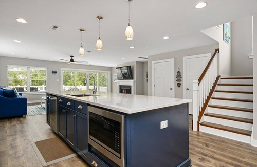 Fenwick Island House | Luxurious & Comfy ~ 1 Block to Beach ~ ♛Royal Beds