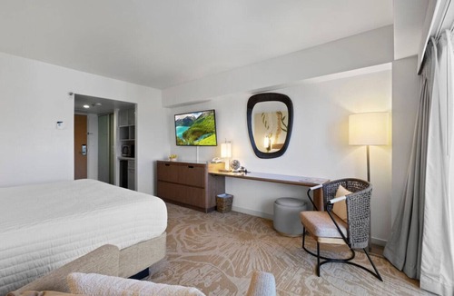 Ala Moana Bed & Breakfast | Luxury Hotel Suite-24th Floor, Ocean & City Views