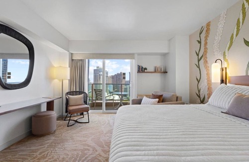 Ala Moana Bed & Breakfast | Luxury Hotel Suite-24th Floor, Ocean & City Views