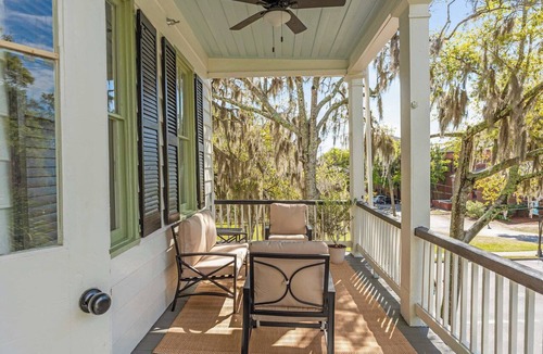 The Old Commons House | Luxury King Suite w. Marble Bath at Historic B&B