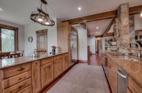 Three Peaks House | Luxury Mountain Retreat | Private Hot Tub Stunning Views Dog Friendly Near 6 Ski Resorts