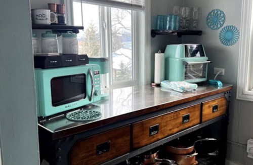 Seward Apartment | Marathon Historic Apartments-Retro 50's -Heart of Downtown-1 bedroom-sleeps 4