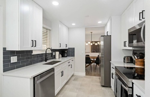 Northwest Arvada Cottage | @ Marbella - Modern 4-br Retreat Chef's Kitchen
