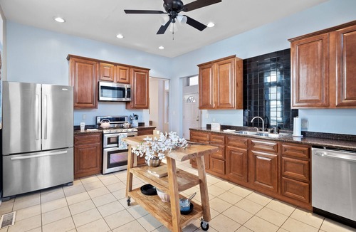 The Gate House | Massive Downtown Area Home. sleeps 14