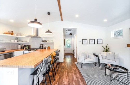 Orchard District Apartment | Midtown gem I Park view I Full kitchen
