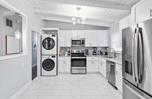 Chamblee House | Modern 3Bd 2Ba Firepit-Sleeps 8 King Bed.