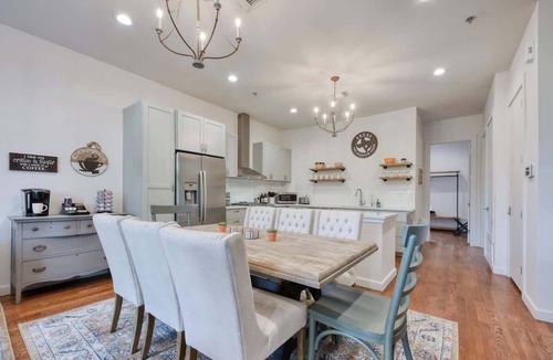 Tobin Hill House | Modern 4BR Town Home - Walk to Pearl/Riverwalk