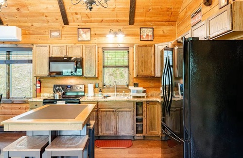 East Stroudsburg House | Modern Cabin – Waterfront & Private! near falls, golf, hiking, fishing & more!