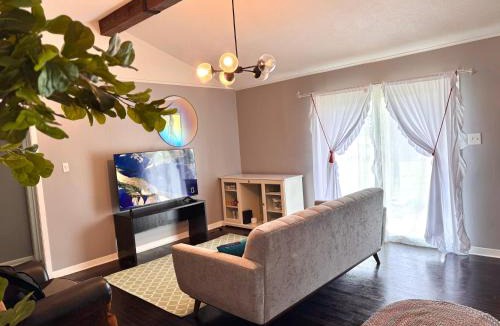 Copperas Cove House | MODERN LUX 3BR HOME - King Bed - 10 mins to FT HOOD - Fenced yard - Pets ok- Family friendly -LONG or SHORT TERM