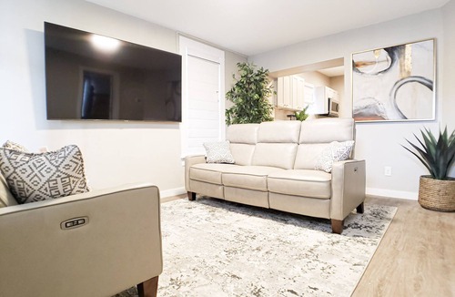 East Central House | MONTHLY PROMO-New Remodel Sugarhouse Gem+Fenced Yard+Spa+Gazebo+Fiber Internet!