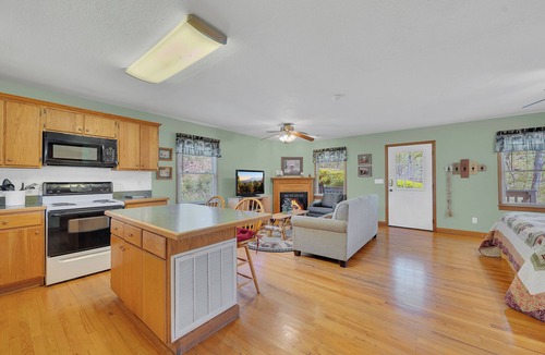 Pigeon Forge Cabin | Mountain Views | Hot Tub | Jacuzzi | Wi-Fi