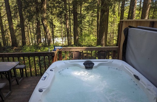 Zigzag Cabin | Mt Hood Riverfront Cabin with Hot Tub! Dog friendly!